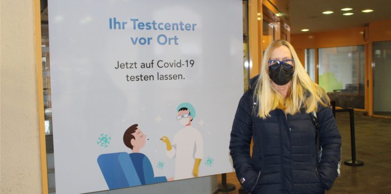 Gaby Pape vor dem Testzentrum, dass ihre Mutter zurück gewiesen hat.