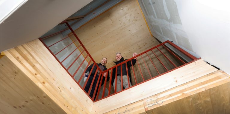 Die Galerie in der Maisonette-Wohnung des Solarhauses setzt einen besonderen Akzent. Martin Kolander und Michael Heimsath (beide UKBS) nehmen den Fortschritt in Augenschein.