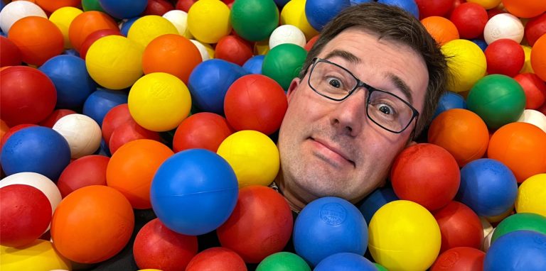 Autor Thomas Raulf ist aus der Bällebadphase schon lange ‘raus, aber seine Familie ist ein bisschen immer noch so: bunt und wuselig und vor allem toll – papatastisch eben.