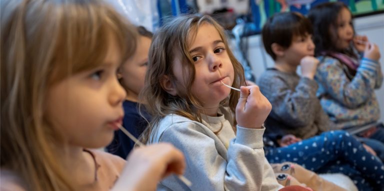 Kinder machen eine Corona-Pooltestung (Lollitest). Ist ein Pool positiv, kommen dann trotzdem alle Kinder zum Schnelltest in die Schule. Das NRW-Schulministerium sagt: „Das Infektionsrisiko ist gering.“