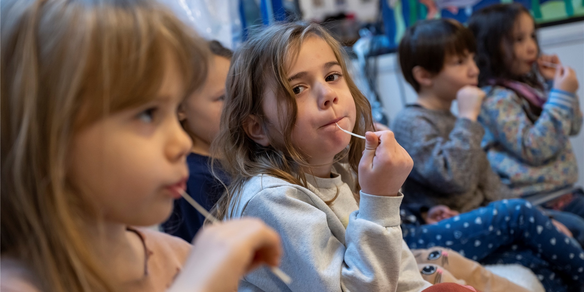 Kinder machen eine Corona-Pooltestung (Lollitest). Ist ein Pool positiv, kommen dann trotzdem alle Kinder zum Schnelltest in die Schule. Das NRW-Schulministerium sagt: „Das Infektionsrisiko ist gering.“