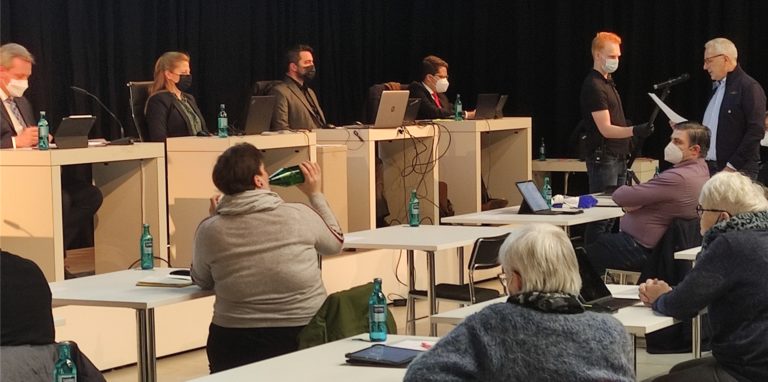 as Bild zeigt SPD-Fraktionschef Rüdiger Billeb (r.) beim Verlesen der gemeinsamen Erklärung von SPD, CDU, Grünen, FDP und GFL in der Sondersitzung des Stadtrates am Freitag (4.) im Erlebnisreich Campus.