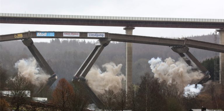 Die Talbrücke Rinsdorf auf der Autobahn A45 zwischen den Anschlussstellen Siegen Süd und Wilnsdorf wird gesprengt. Daneben steht ein Teil des neuen Brückensystems.