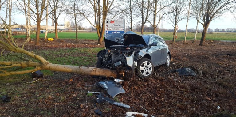 Mit der Meldung „PKW qualmt nach Verkehrsunfall“ wurde die Feuerwehr Kamen am Samstagmorgen zum Schattweg gerufen.
