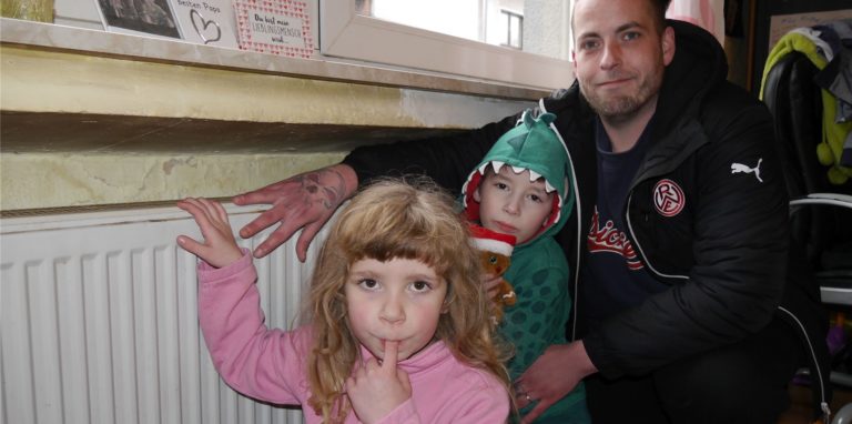 Seit mehr als acht Monaten sind alle Heizkörper in der Wohnung von (v.l.) Mara (5), Fabian (8) und Alexander Peters eiskalt.