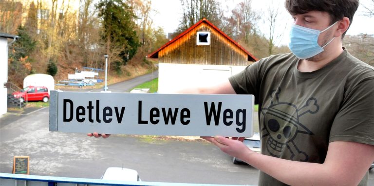 Der Name der größten Schwerter Sportlerlegende war falsch geschrieben: Den „Fehldruck“ des Straßenschildes hütet Koch Marco Kellner im Restaurant im Bootshaus.