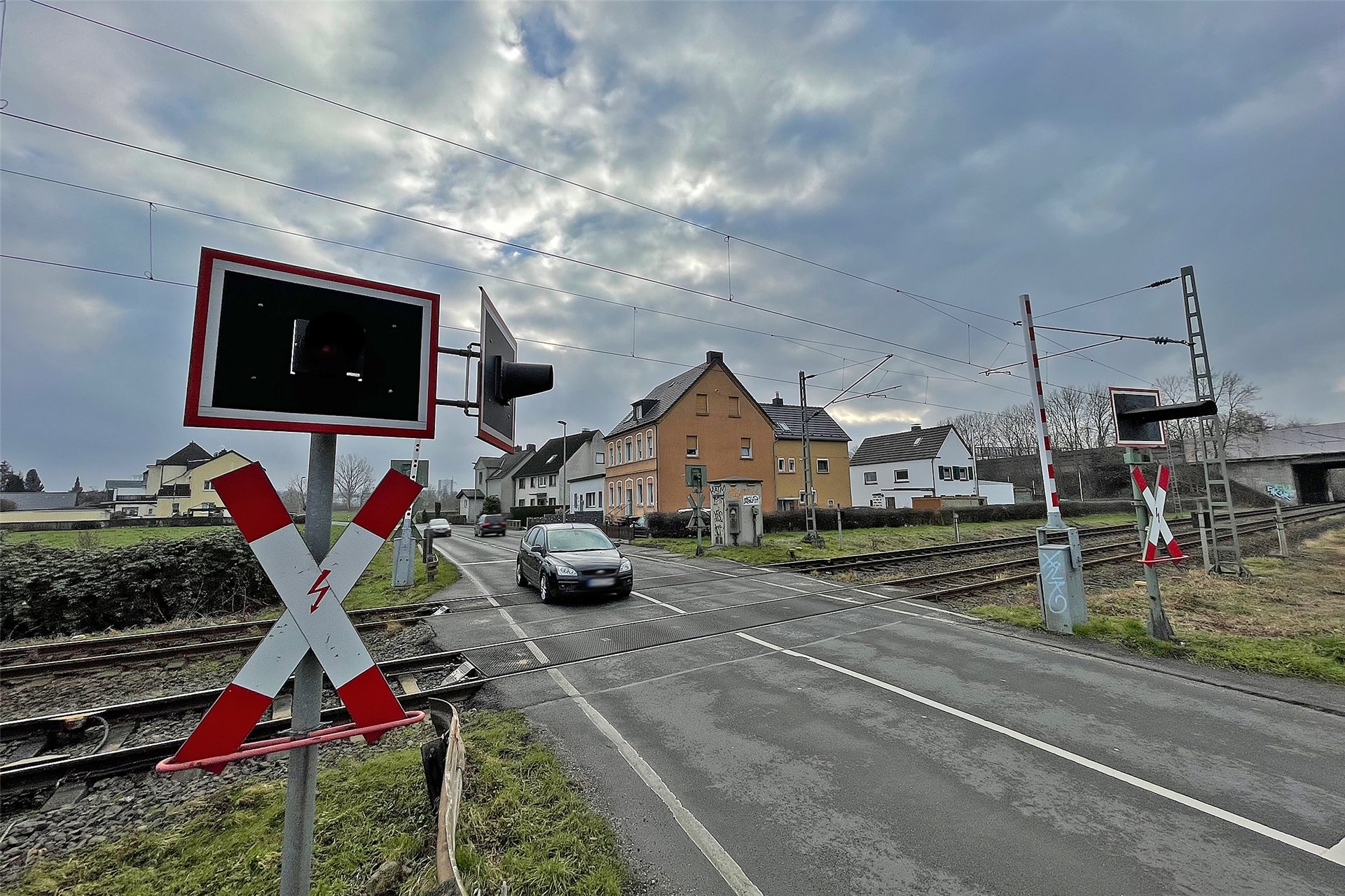 Schranken und Lichtsignale stehen am Bahnübergang am Afferder Weg in Unna