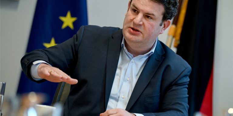 Hubertus Heil (SPD), Bundesminister für Arbeit und Soziales, spricht beim dpa-Interview im Bundesministerium für Arbeit und Soziales (BMAS).