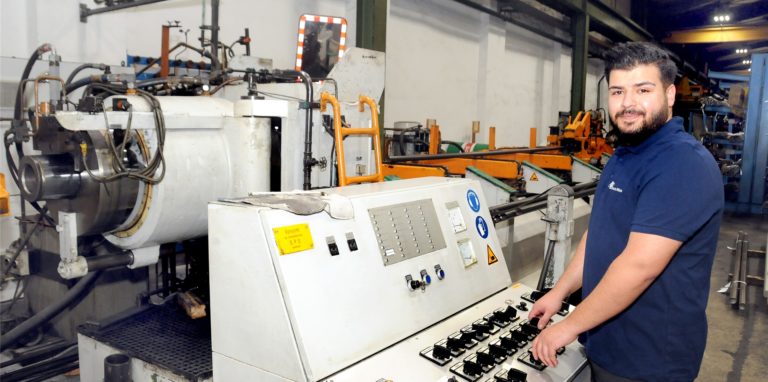 Muhammed Acar an der 50-Tonnen-Ziehbank: Der 22-Jährige hat seine dreieinhalbjährige Ausbildung zum Verfahrenstechnologen Metall bei der Deutschen Nickel erfolgreich abgeschlossen.