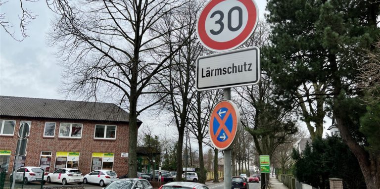 Neues Tempolimit: Wer hier zu schnell fährt, riskiert ab sofort ein Bußgeld und verhält sich rücksichtslos. Tempo 30 gilt jetzt auch auf einem Stück Hertingerstraße.
