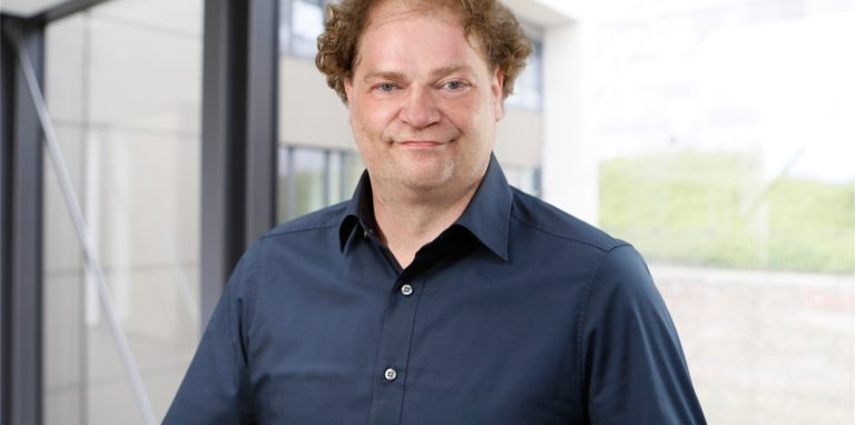 Prof. Dr. Lars Holtkamp ist Politikwissenschaftler mit dem Schwerpunkt Politik und Verwaltung. Er forscht bundesweit, lehrt in Hagen und wohnt in Oberaden.