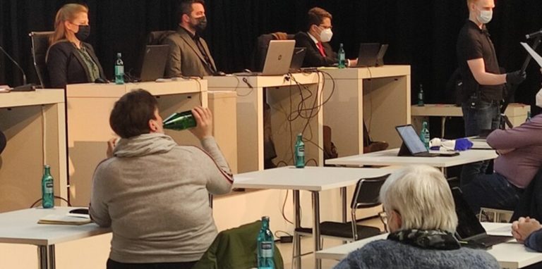 Das Bild zeigt SPD-Fraktionschef Rüdiger Billeb (r.) beim Verlesen der gemeinsamen Erklärung von SPD, CDU, Grünen, FDP und GFL in der Sondersitzung des Stadtrates am Freitag (4. 2.) im Erlebnisreich Campus.