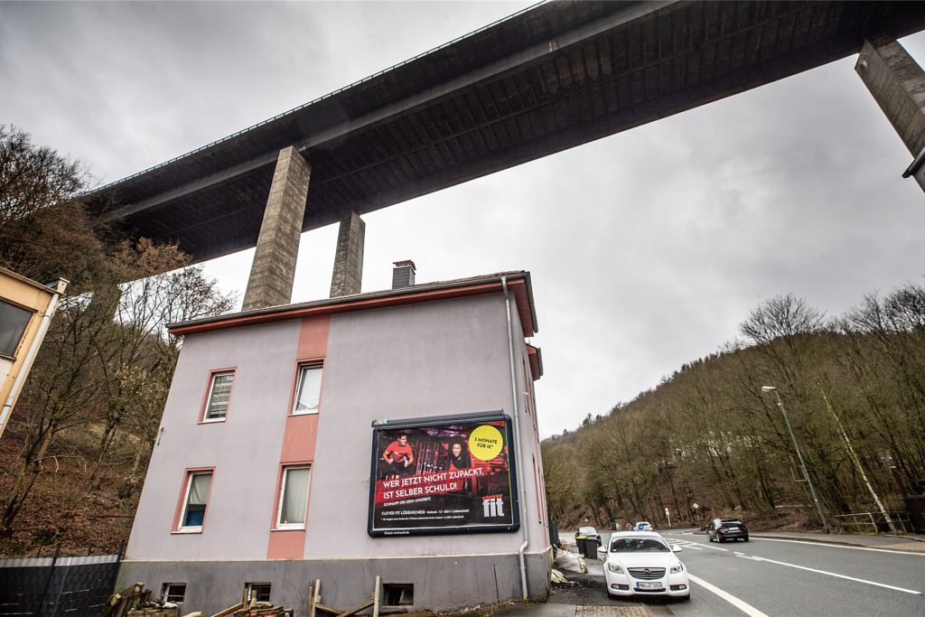 In diesem Haus, das unter der maroden A45-Brücke Rahmede steht, wohnt Ersan Acar seit 2010. Nun soll die Brücke in sechs Monaten gesprengt werden. Seit Montag weiß er, dass ihm, seiner Frau, den Kindern und Eltern nicht mehr viel Zeit bleibt.