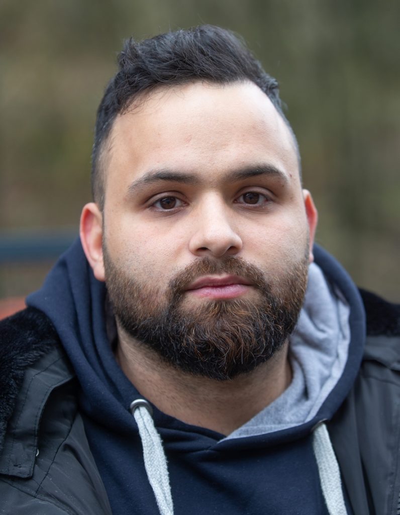 Hausbesitzer Ersan Acar. Er wohnt mit seiner Familie seit 2010 in einem Haus, das unter der maroden A45-Brücke Rahmede steht. Nun soll die Brücke in sechs Monaten gesprengt werden. Seit Montag weiß er, dass ihm, seiner Frau, den Kindern und Eltern nicht mehr viel Zeit bleibt.