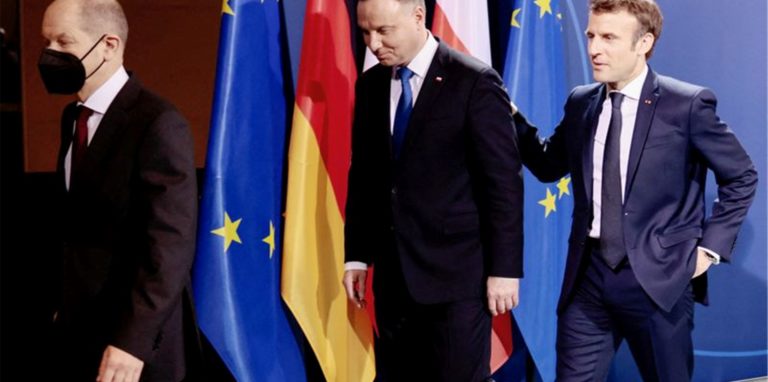 Mit einem Gesprächsangebot an Russland und dem erneuten Appell zur Deeskalation an der ukrainischen Grenze wollen Deutschland, Frankreich und Polen den Konflikt mit Moskau entschärfen.

Die drei Staaten erklärten nach einem Spitzentreffen am Dienstagabend im Berliner Kanzleramt ihre Bereitschaft, «sich konstruktiv in substanzielle und ergebnisorientierte Gespräche über Sicherheitsfragen von beiderseitigem Interesse einzubringen». Zugleich machten Kanzler Olaf Scholz und die beiden Präsidenten Em