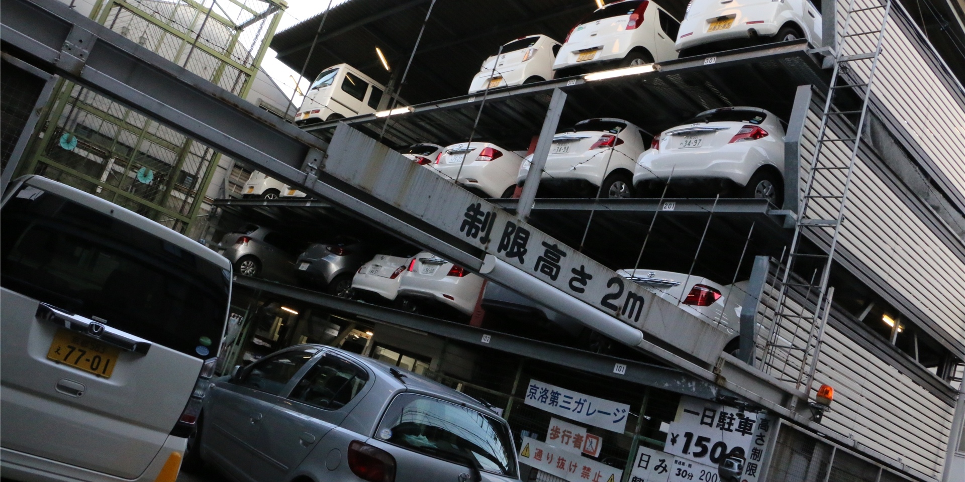 Vertikales Parken gehört in asiatischen Ländern, wie hier in Japan, zum Alltagsbild. Dort, wo wenig Platz ist, bieten sich Parkhäuser an, die wie Setzkästen aussehen. Ein vertikales Parkhaus, ein sogenannter Parker Noster, soll nun im Technopark entstehen.