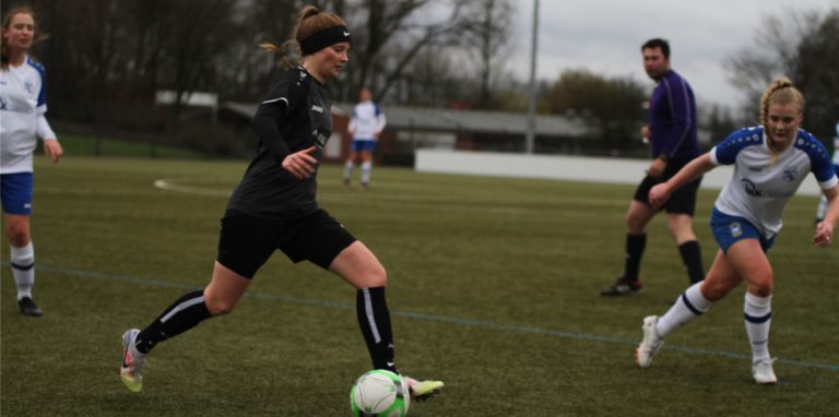 Alessandra Sell (l.) rettete am Sonntag einen Kopfball in letzter Sekunde.