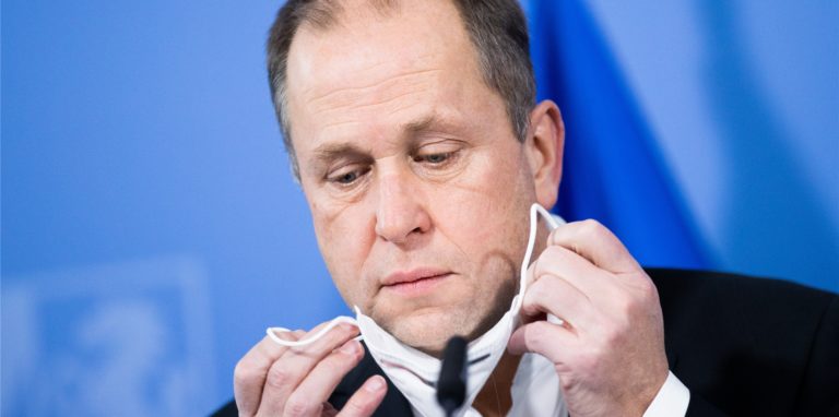 Familienminister Joachim Stamp ist laut Umfrage nicht einmal der Hälfte der Wähler bekannt, Schulministerin Yvonne Gebauer kommt zwar mit 77 Prozent auf eine vergleichsweise größere Bekanntheit, dafür rangiert sie in Sachen Vertrauen auf dem unrühmlichen letzten Platz.