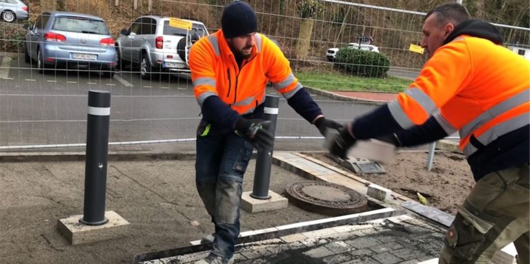 Letzte Pflasterarbeiten auf dem Fröndenberger Bruayplatz sind abgeschlossen; doch trotzdem können die Bauzäune noch nicht fallen.