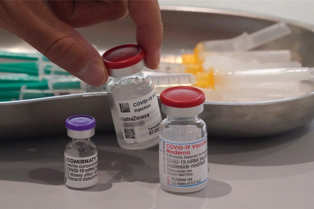 Zum Astrazeneca-Fläschchen greifen immer weniger Ärzte. Zum Astrazeneca-Fläschchen greifen immer weniger Ärzte.
