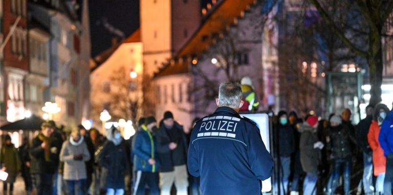 Seit Monaten ziehen Menschen, die gegen eine mögliche Impfpflicht und die Corona-Maßnahmen demonstrieren, durch die Innenstädte des Landes. Radikale Impfgegner rufen jetzt aber sogar zur Jagd auf.