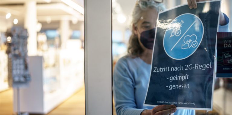 In Schleswig-Holstein gilt seit dem 9. Februar die 2G-Regel im Einzelhandel nicht mehr, in NRW gilt sie noch. Aber wie lange? Vielleicht bald statt 2G nur FFP2? Die Menschen in NRW sind frustriert über das Regel-Chaos bei den Corona-Schutzmaßnahmen und fordern bundesweite Einheitlichkeit.