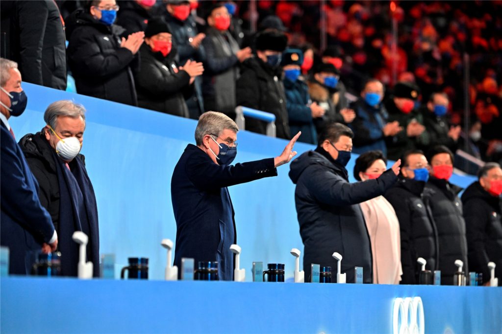 Olympia: Eröffnungsfeier im Olympiastadion «Vogelnest». Thomas Bach (3.v.l), Präsident des Internationalen Olympischen Komitees (IOC), und Xi Jinping (4.v.l), Präsident von China, winken von der Tribüne aus. Olympia: Eröffnungsfeier im Olympiastadion «Vogelnest». Thomas Bach (3.v.l), Präsident des Internationalen Olympischen Komitees (IOC), und Xi Jinping (4.v.l), Präsident von China, winken von der Tribüne aus.