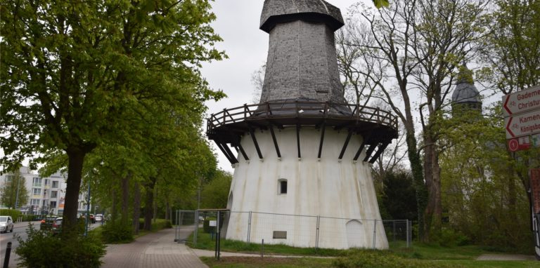 Die vermeintliche Windmühle an der Friedrich-Ebert-Straße war einmal ein windkraftbetriebenes Pumpwerk, das salzhaltige Sole zu den nahen Gradierwerken gefördert hat. Heute zählt es mit dem benachbarten Pumpenwärterhaus zu den letzten Überresten der Salinen- und Bädergeschichte Königsborns.