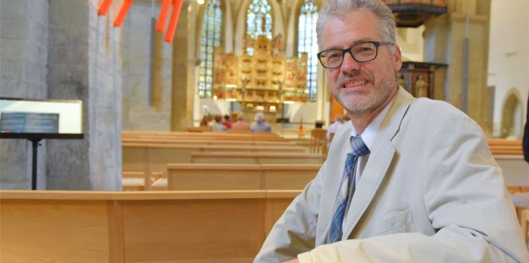 Tom Damm ist Stadtkirchenpfarrer in Schwerte. Nun hält er einen Probegottesdienst in Holzwickede.