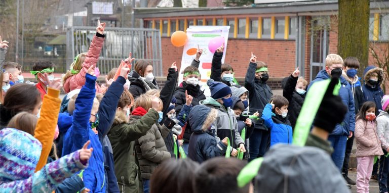 Traditionelle Aktion zum Tag der Kinderhospizarbeit: Schülerinnen und Schüler der Gottfriedschule in Wethmar ließen grüne Bänder flattern.