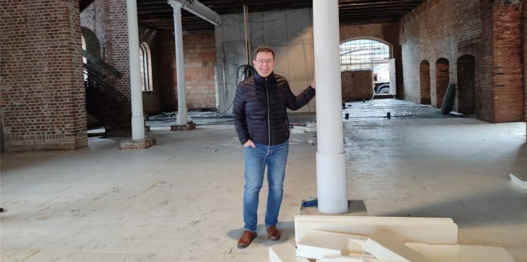 Der Lüner Unternehmer Ingo Kaiser steht hier im Erdgeschoss der ehemaligen Westfalia-Kantine in Lünen-Wethmar. Die weiß gestrichenen Stützpfeiler sind alles Originale.