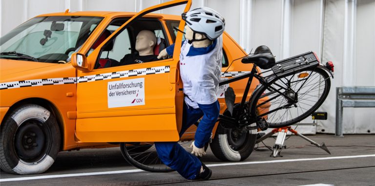 Hier ist es zum Glück nur ein Dummy, der in einem Crashtest gegen eine Autotür prallt. Doch Wucht und Trefferwirkung lassen sich erahnen. Um solche Unfälle zu vermeiden, nimmt die Stadt nun erstmals Autostellplätze neben Fahrradwegen unter die Lupe.