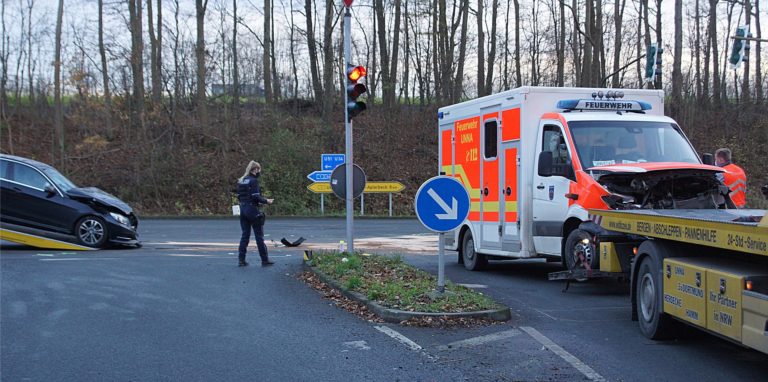 Beim Unfall dieses Rettungswagens an der Feldstraße war der Sachverhalt klar: Ein Mercedes-Fahrer hatte den Einsatzkräften bei einer Blaulichtfahrt die Vorfahrt genommen. In kritischen Fällen schauen Gutachter und Richter aber auch darauf, wie stark die zugelassene Höchstgeschwindigkeit überschritten wurde. Und so bremst Tempo 30 auch Feuerwehr, Rettungsdienst, Notarzt und Polizei.