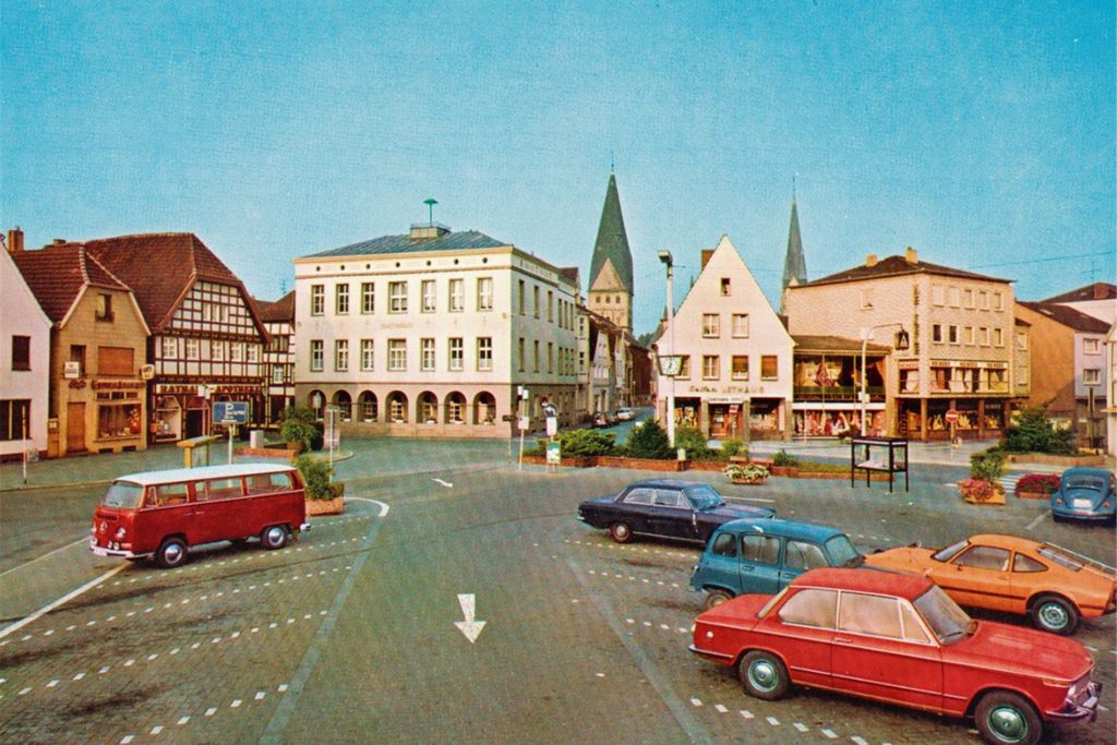 Bis Anfang der 80er-Jahre nutzten Kamener den Alten Markt noch als Parkplatz. Etwa 20 Jahre lang parkten Autofahrer auf den dort angelegten Schrägparkboxen. Bis Anfang der 80er-Jahre nutzten Kamener den Alten Markt noch als Parkplatz. Etwa 20 Jahre lang parkten Autofahrer auf den dort angelegten Schrägparkboxen.