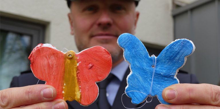 Zwei Schmetterlinge sollen symbolisch als Schutzengel für alle Polizisten stehen. Polizeihauptkommissar Werner Wittkämper (49) ist sehr gerührt über die Beileidsbekundung eines Kindes.