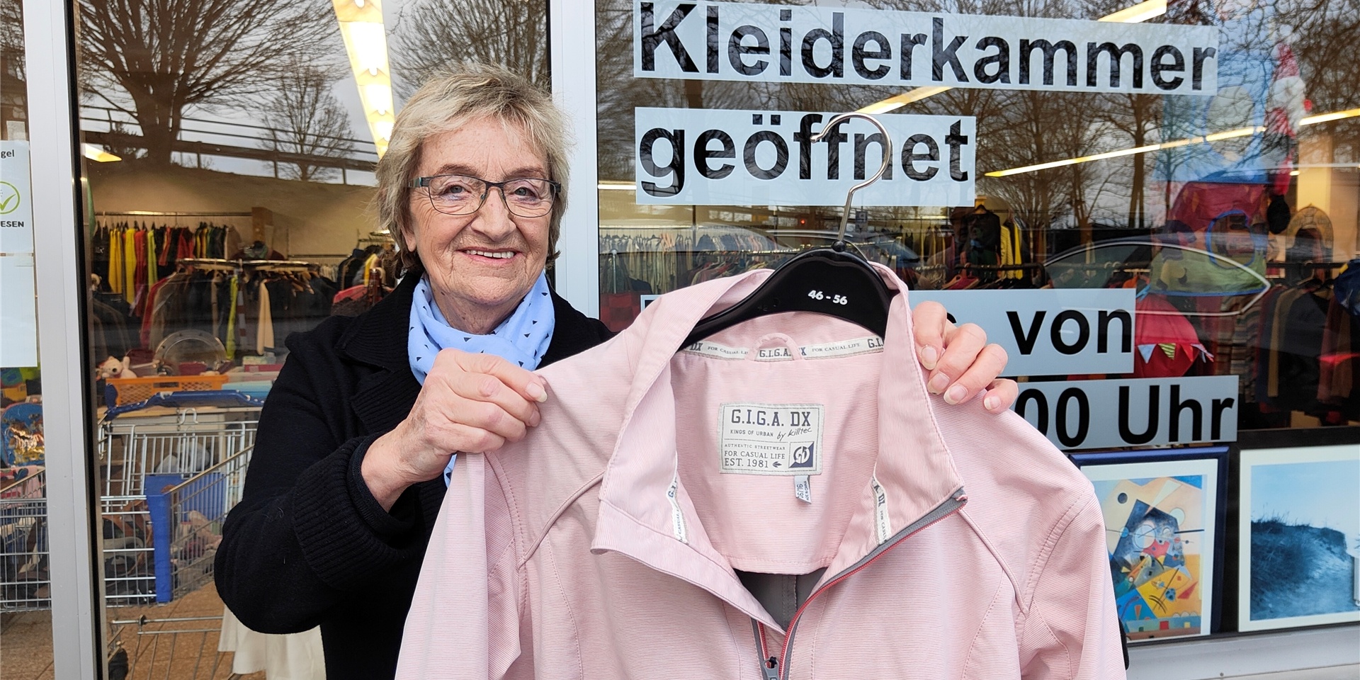 Die Kleiderkammer in Fröndenberg hat nach dreiwöchiger Pause wieder geöffnet. Rosemarie vom Orde ist von Anfang an dabei und freut sich, dass die Pause beendet ist.
