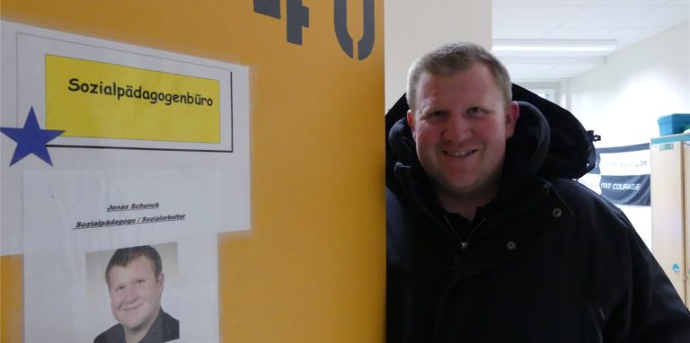 Jonas Schunck ist wieder da, in seinem Büro an der Gesamtschule Gänsewinkel. Darüber ist der Sozialpädagoge nach zwei Jahren Pandemie sehr froh. „Persönliche Gespräche sind wichtig“, sagt er.