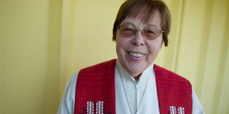 Die Theologin Ida Raming kämpft seit mehr als 55 Jahren für die Priesterweihe von Frauen. Soe selbst wurde 2002 zur Priesterin geweiht – eine Weihe, die der Vatikan bis heute für ungültig hält, Ida Raming allerdings nicht.