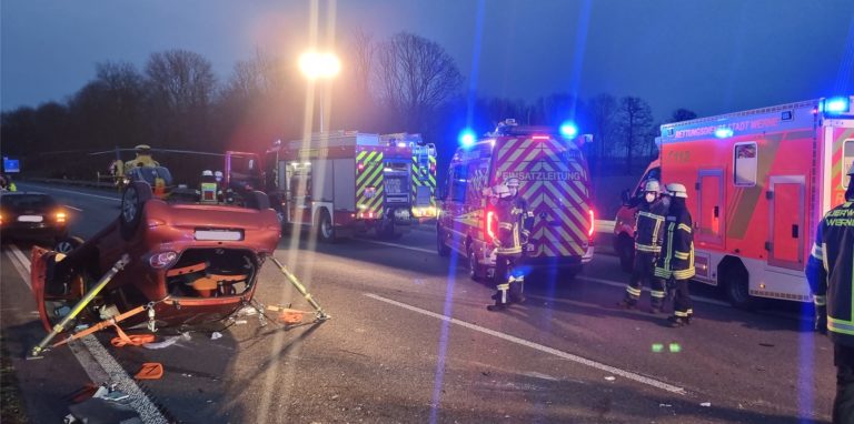 Eine Frau hat sich am Sonntagabend auf der A1 nahe des Schlosses Westerwinkel mit ihrem Fahrzeug überschlagen.