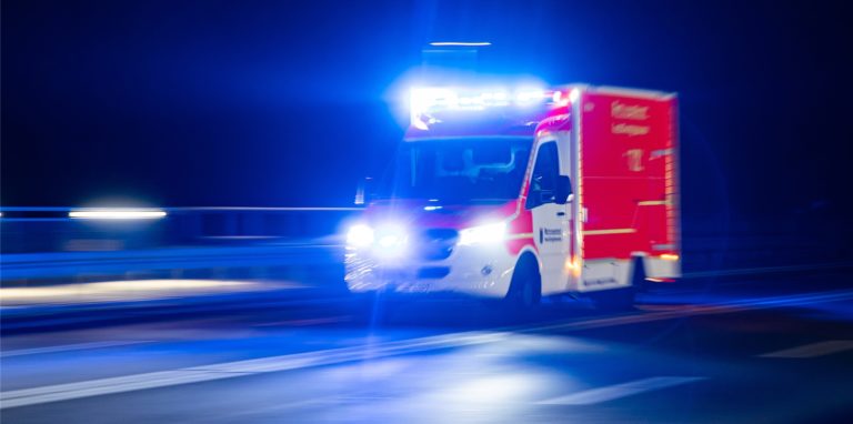 Bei Notfällen komme es oft auf jede Minute an, betonen Rettungsmediziner. Die Frage, ob mit mehr Tempolimits wichtige Zeit bei der Anfahrt verloren geht, scheint umstritten zu sein.