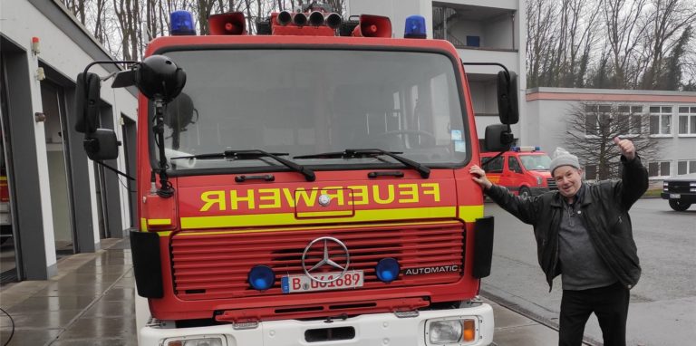 Michael Böhme aus Berlin hat das LF16 der Feuerwehr Kamen ersteigert. Der Feuerwehr-Fan und Sammler historischer Fahrzeuge freute sich riesig.