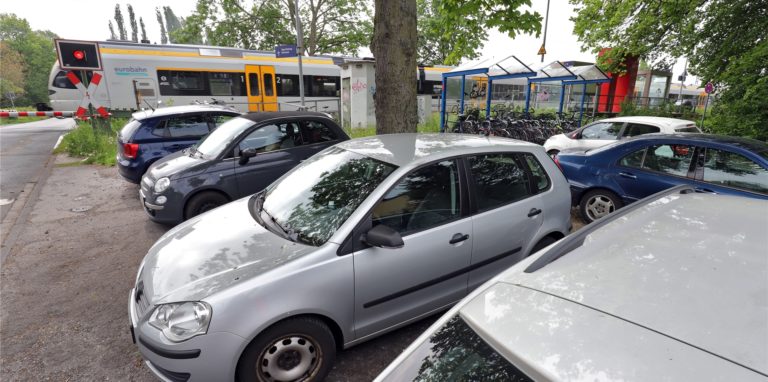 Autos stehen kreuz und quer: Noch ist die Parkplatzsituation am Bahnhof Lünern wildwüchsig.
