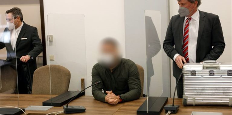 Einer der drei Angeklagten vor Beginn des Prozesses wegen einer mutmaßlich von einem Rap-Video ausgelösten Körperverletzung im Landgericht Köln.