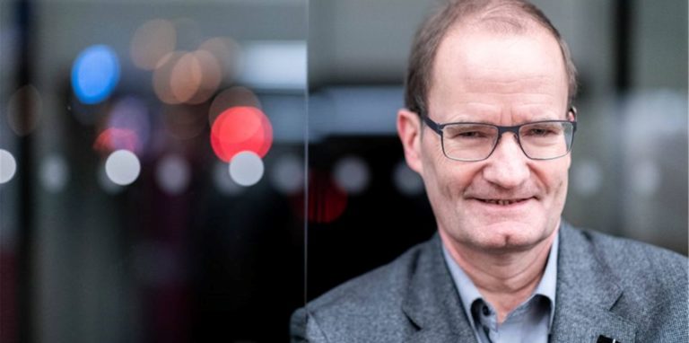 Der Generalvikar Klaus Pfeffer steht vor dem Gebäude des Bistum Essen.