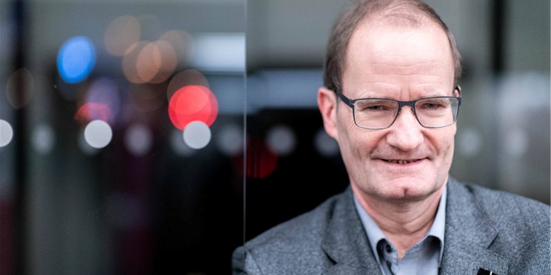 Der Generalvikar Klaus Pfeffer steht vor dem Gebäude des Bistum Essen.