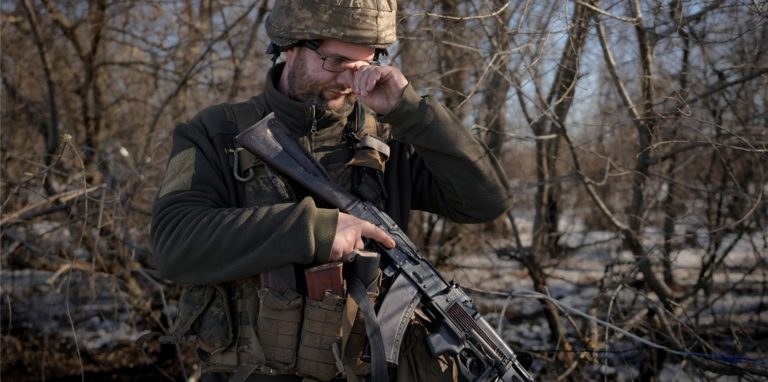 Russland zieht erste Truppen von der Grenze der Ukraine ab. Dieses Bild zeigt einen ukrainischen Soldaten. (Symbolbild)