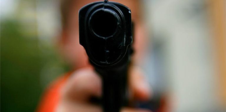 Ein Bergkamener Rechtsanwalt wurde in seiner Kanzlei erst niedergeschlagen und blickte dann in die Mündung einer Waffe.