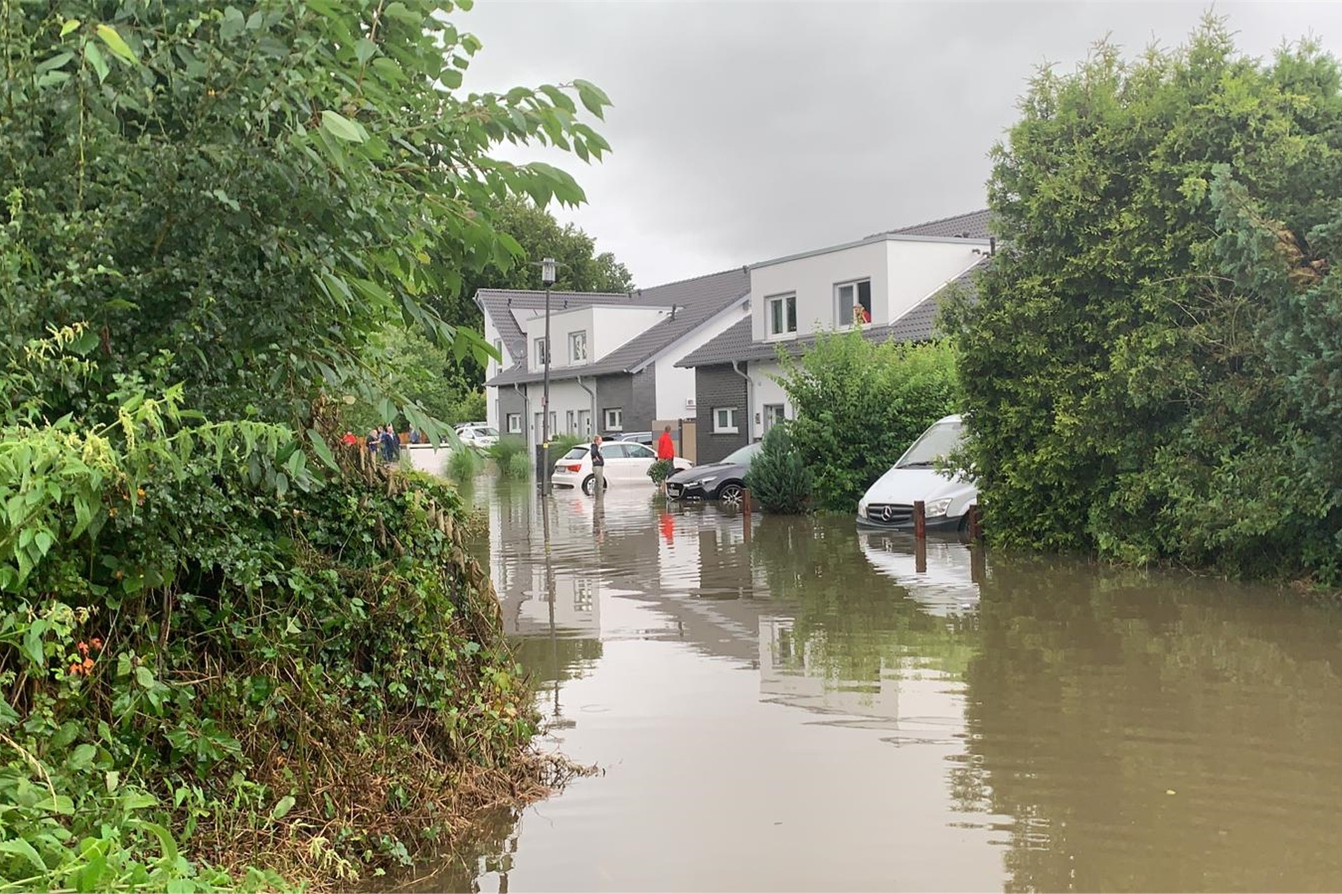 Die Straße am Krummen Weg in Holzwickede steht unter Wasser.