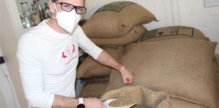 Nils Pröpper lagert seinen Kaffee im Keller. Der Erfolg von Crackpotcoffee sorgt dafür, dass es immer mehr Säcke werden.
