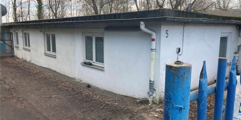 Wurde als Kindergarten und Flüchtlingsunterkunft genutzt: Die Baracke, die auf dem Gelände des ehemaligen KZ Außenlagers steht.